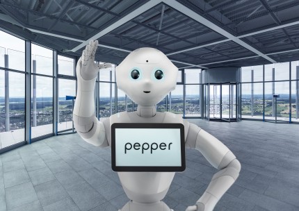 Pepper auf der höchsten Aussichtsplattform Deutschlands im Testturm Rottweil. Copyright: Pepper by SoftBank Robotics