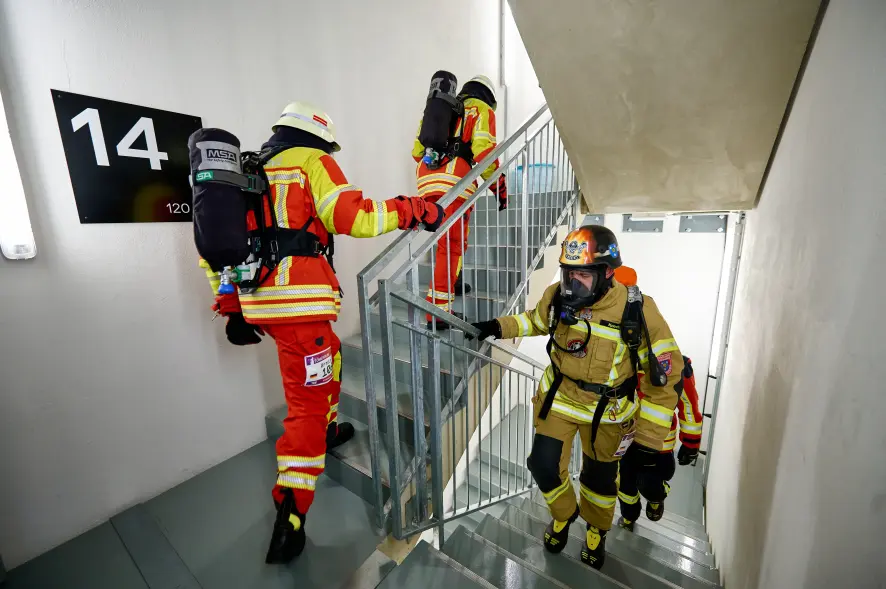 Vier Feuerwehrmänner beim Hochlaufen des Treppenhauses des Testturms Rottweil