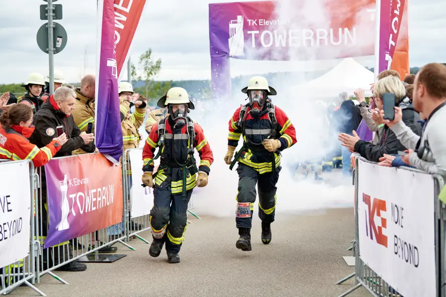 Feuerwehrmänner beim Start des Towerruns