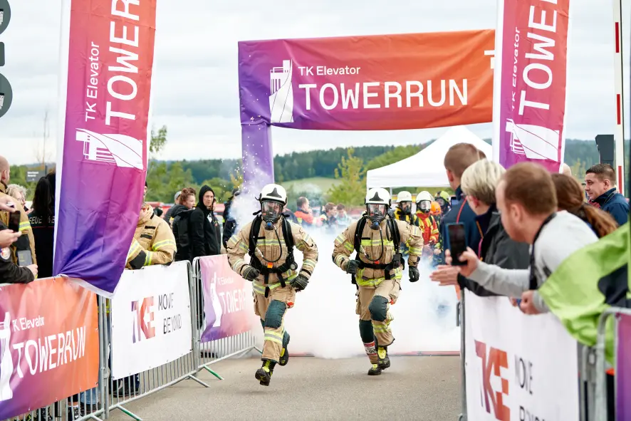 Feuerwehrmänner mit Atemschutzgeräten mit beim Start